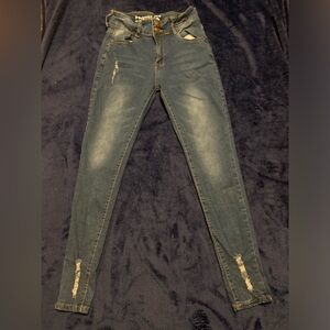Women’s light washed skinny Jeans… Size 5/6